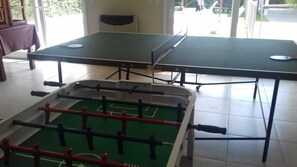 Télévision à écran plat, table de tennis de table