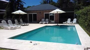 TV màn hình phẳng, bàn bóng bàn