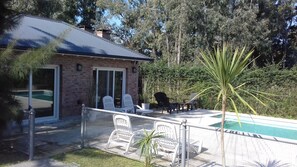 A house with a pool, surrounded by a fence and greenery. - Descanso del Molino (Luján)