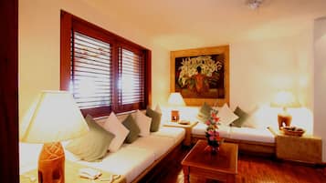 Casa Grand, 2 habitaciones, alberca privada, vista al océano | Área de sala de estar | Televisión de plasma de 32 pulgadas con canales por cable y televisión