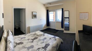 3 bedrooms, desk, laptop workspace, blackout drapes