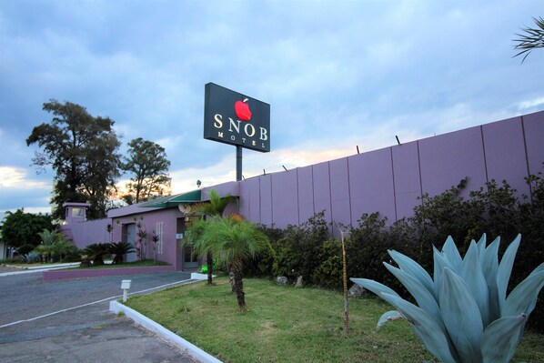 Front of property - SNOB Motel (Belo Horizonte)