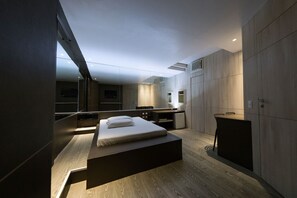 A modern bedroom with a large bed, a desk, and a mirror. - SNOB Motel (Belo Horizonte)