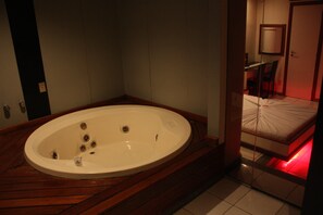Indoor spa tub - SNOB Motel (Belo Horizonte)