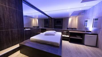 1 bedroom, minibar, blackout curtains, soundproofing