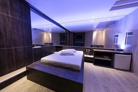 1 bedroom, minibar, blackout drapes, soundproofing