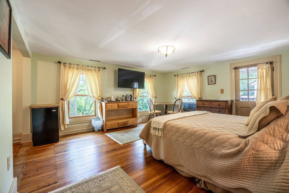 Triple Room, Ensuite (Garden Room ) | 1 bedroom, laptop workspace, iron/ironing board, WiFi (free)
