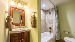 غرفة ثلاثية - بحمام داخل الغرفة (Garden Room ) | حمام