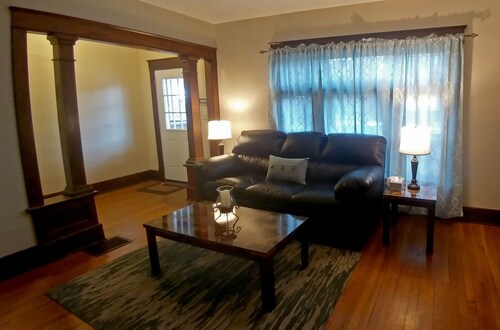 Huge Apartment in Beautiful Brick House ★ Near All