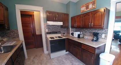 Huge Apartment in Beautiful Brick House ★ Near All