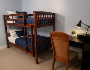 3 habitaciones, escritorio y tabla de planchar con plancha 