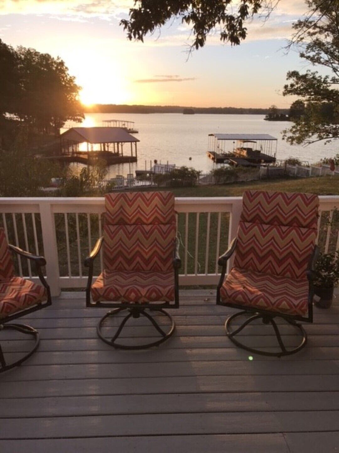 Lake of Egypt 3 bedroom, 3 bath lake house with a sand beach . Sleeps 8