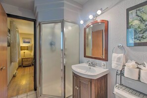Kostenlose Toilettenartikel, Haartrockner, Handtücher