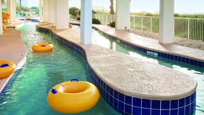 Ein Pool mit geschwungener Kante, klarem Wasser und gelben Schwimmreifen.
