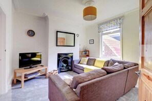 TV, DVD player, books, music library - Rainbow Cottage - A home from home in the heart of Whitby (Whitby)