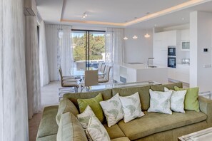 TV, fireplace - Vila Centeanes Luxury villa,enviable position stunning sea views! (Carvoeiro)