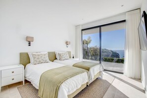 5 bedrooms, in-room safe, iron/ironing board, travel cot - Vila Centeanes Luxury villa,enviable position stunning sea views! (Carvoeiro)