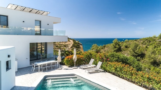A modern two-story house with a pool, outdoor seating, and a view of the sea. - Villa Centeanes Luxury villa,enviable position stunning sea views! (Carvoeiro)