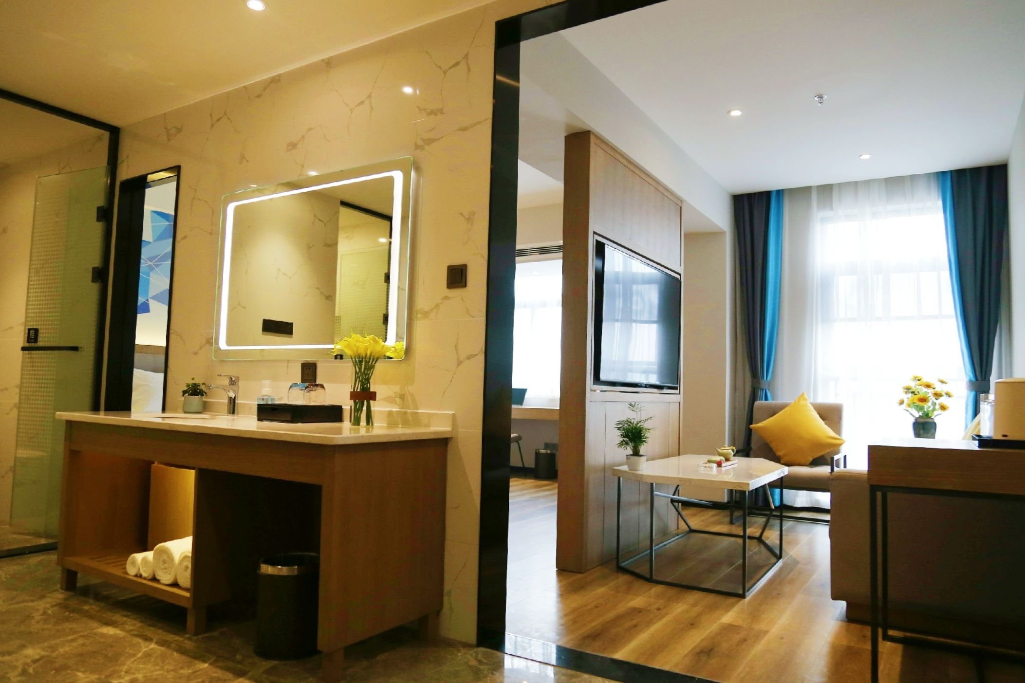signature suite(chinese domestic guests only) | bathroom | free toiletries, hair dryer, slippers