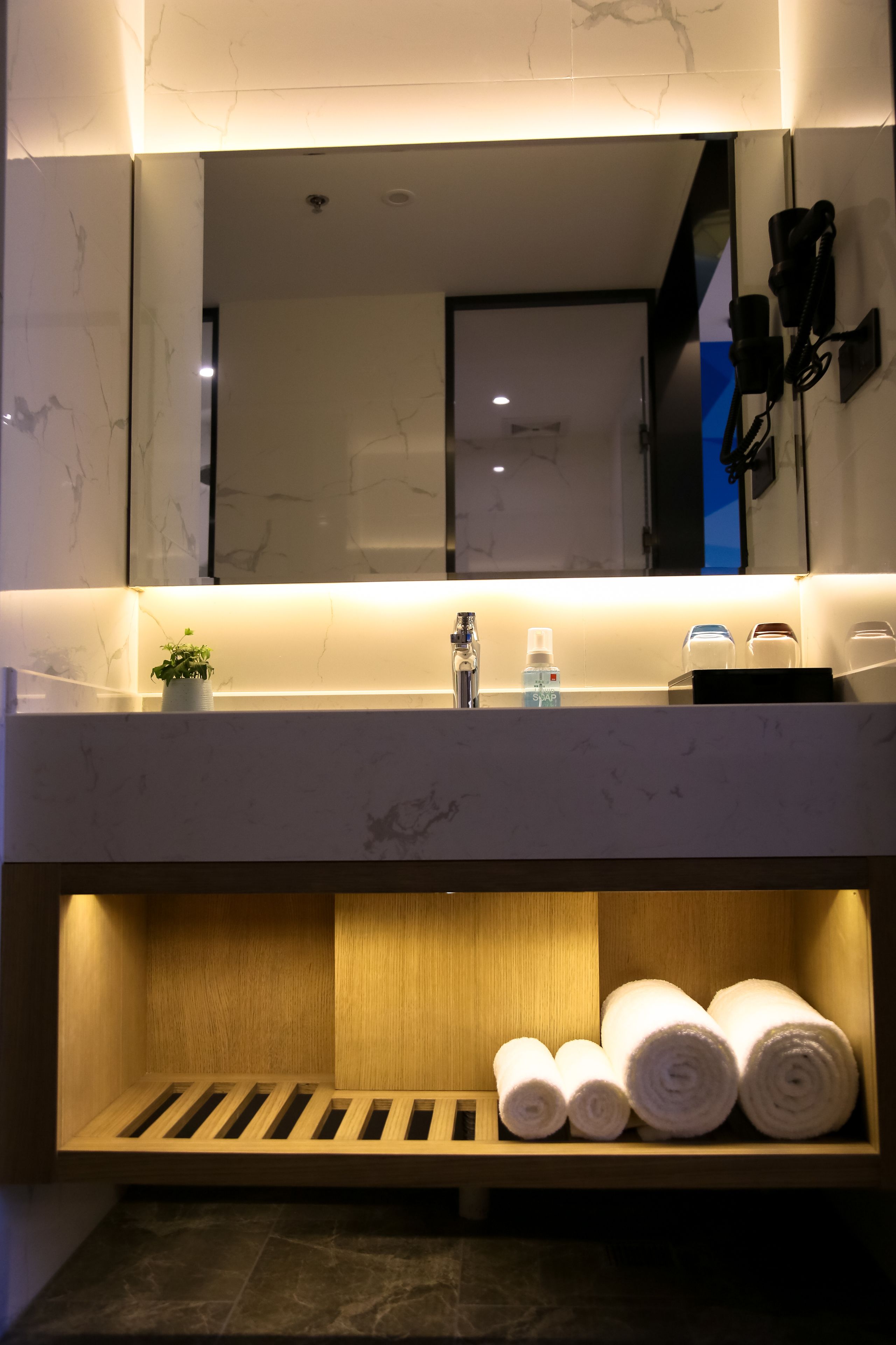 standard twin room(chinese domestic guests only) | bathroom | free toiletries, hair dryer, slippers