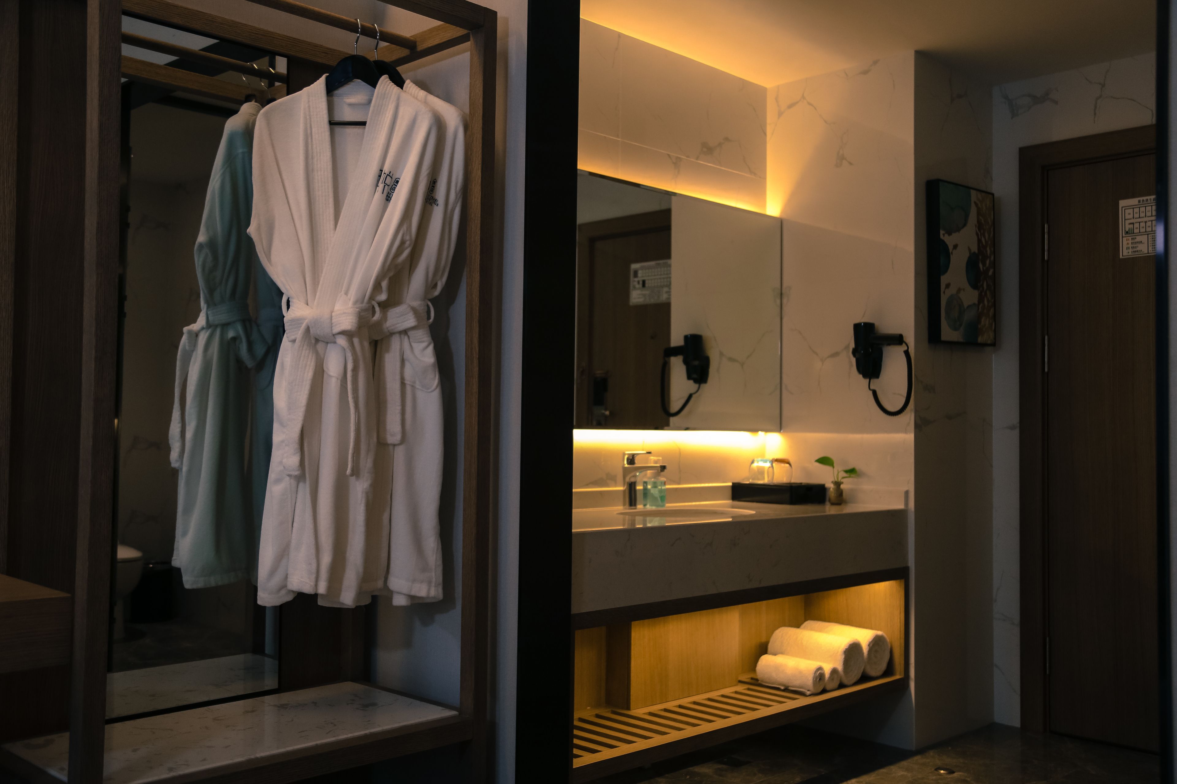 classic twin room(chinese domestic guests only) | bathroom | free toiletries, hair dryer, slippers