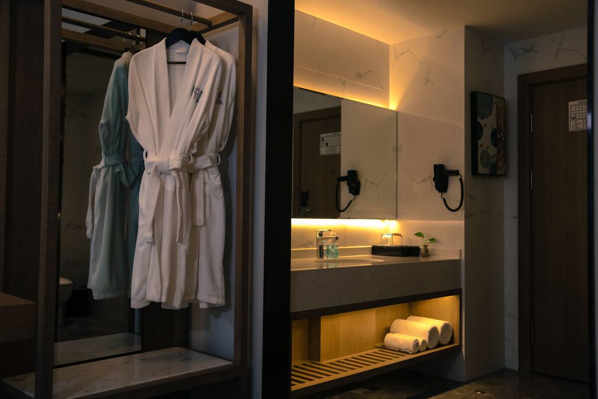 classic twin room(chinese domestic guests only) | bathroom | free toiletries, hair dryer, slippers