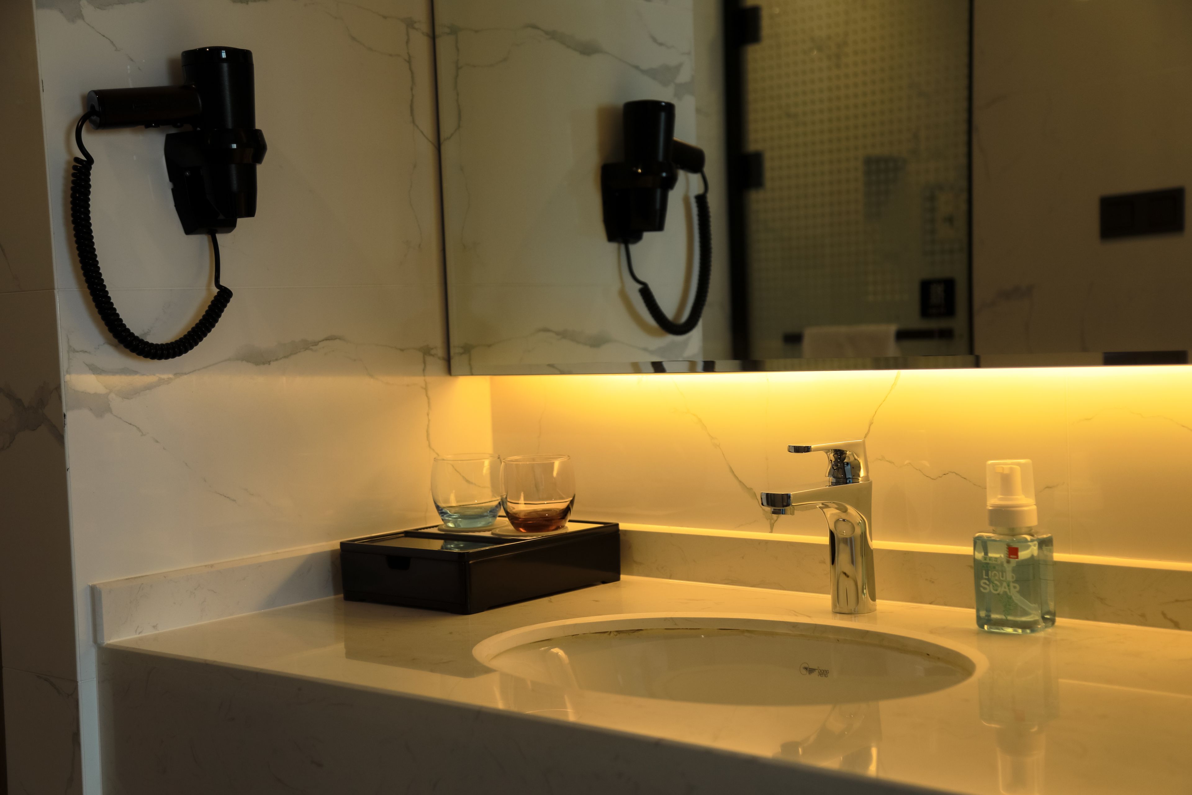 classic twin room(chinese domestic guests only) | bathroom | free toiletries, hair dryer, slippers