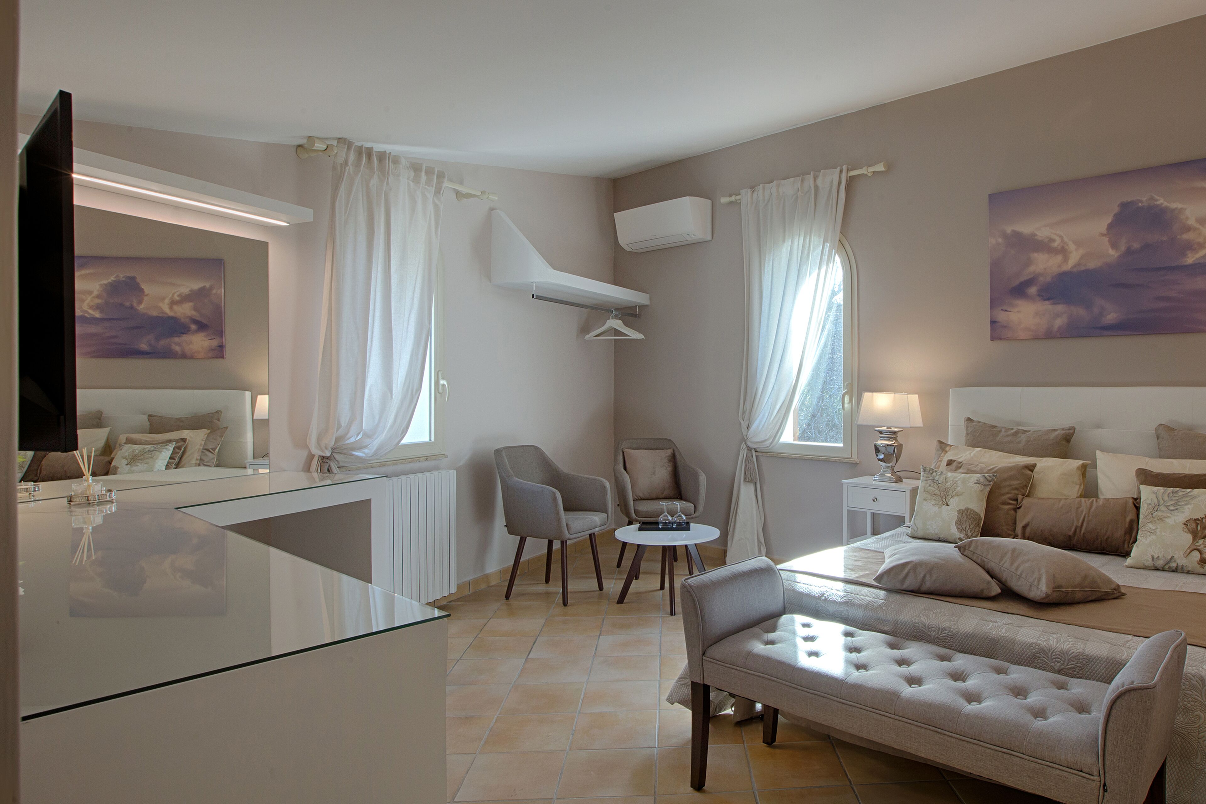 4 slaapkamers, een bureau, een strijkplank/strijkijzer, reisbedje