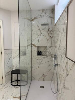 Duschwanne, Haartrockner, Bidet, Handtücher