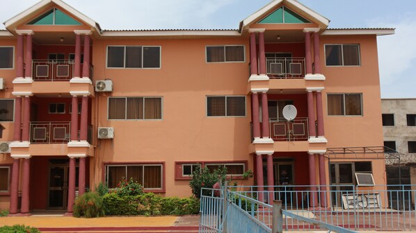 Mặt tiền nơi lưu trú