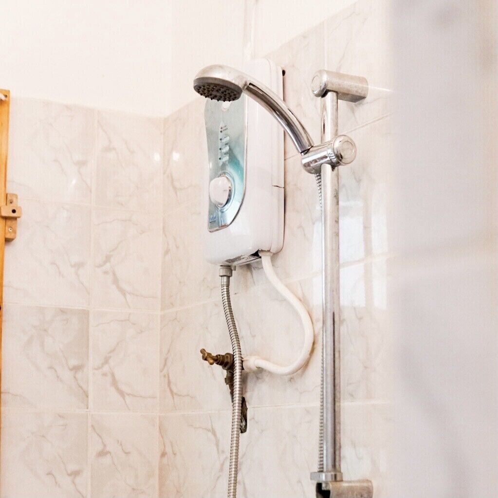 シャワー、タオル、トイレットペーパー