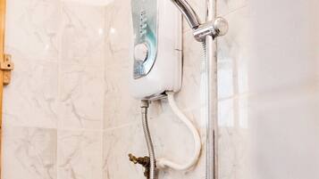 Douche, serviettes fournies, papier toilette