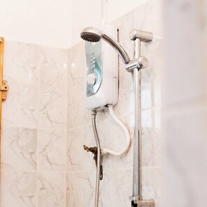 Regadera, toallas, papel de baño 