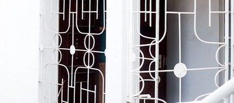 Itsepalvelumajoitus täysin kalustettu neljän makuuhuoneen talo varustettu WIFI ja CCTV-kamera