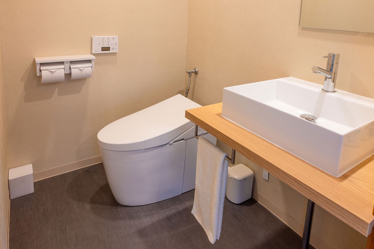 Une petite salle de bain comprenant des toilettes, un lavabo et un porte-serviettes.