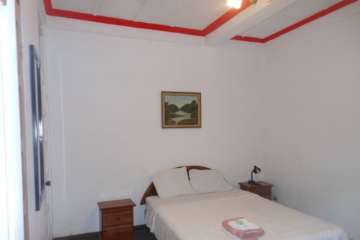 Chambre double | 1 chambre, fer et planche à repasser, accès au Wi-Fi (inclus)