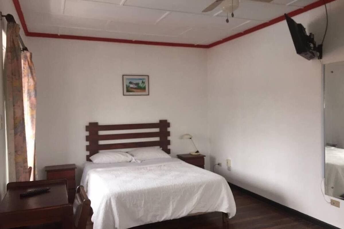 Suite, vue sur la ville | 1 chambre, fer et planche à repasser, accès au Wi-Fi (inclus)