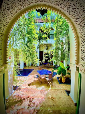 Outdoor dining - 19th century traditional Riad located in the heart of the medina (Marrakech)