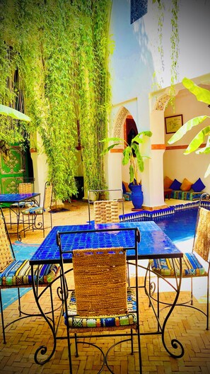 Outdoor dining - 19th century traditional Riad located in the heart of the medina (Marrakech)