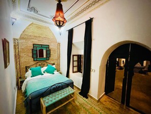 7 makuuhuonetta, tallelokero huoneessa, silitysrauta/-lauta