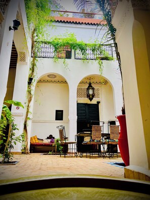 Outdoor dining - 19th century traditional Riad located in the heart of the medina (Marrakech)