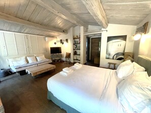 4 bedrooms, in-room safe, iron/ironing board, free WiFi