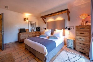4 chambres, coffres-forts dans les chambres, fer et planche Ă repasser