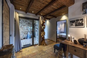 4 عدّة غرف نوم وخزنة داخل الغرفة ومكواة/لوح كي وواي فاي مجانًا