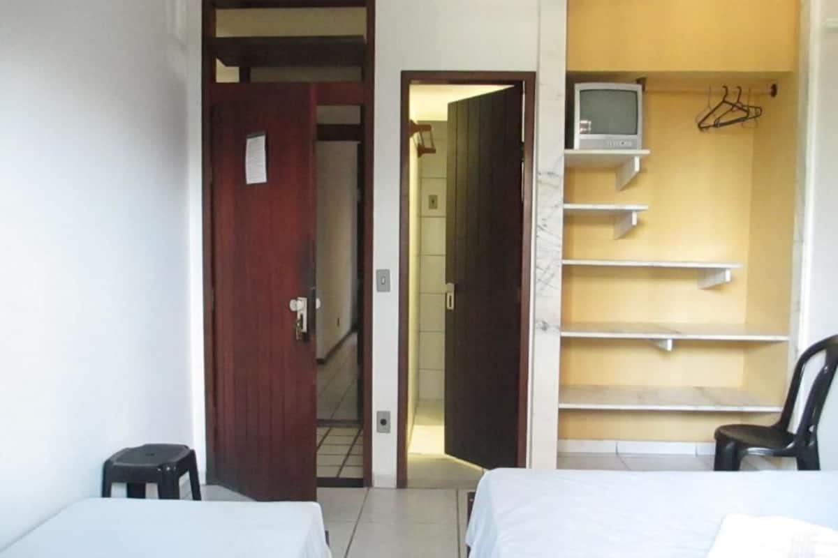 Triple Room | Iron/ironing board, bed sheets