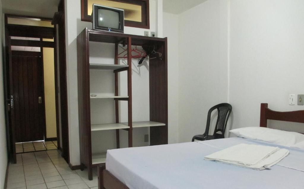 Iron/ironing board, bed sheets