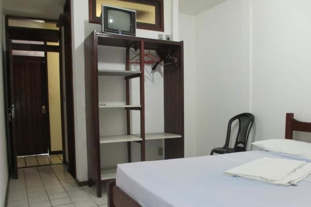 Iron/ironing board, bed sheets