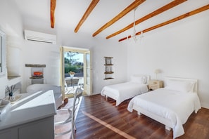 3 bedrooms, desk, soundproofing, iron/ironing board - Beachfront villa with stunning sea view . (Paros)