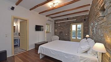 3 bedrooms, desk, soundproofing, iron/ironing board