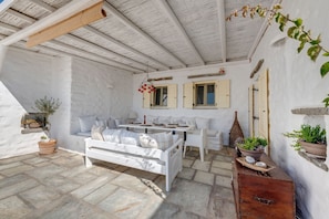Outdoor dining - Beachfront villa with stunning sea view . (Paros)